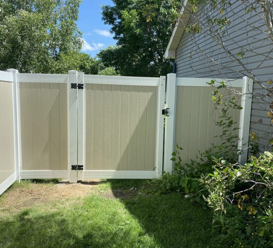 Two Tone Vinyl Privacy Fence (1)